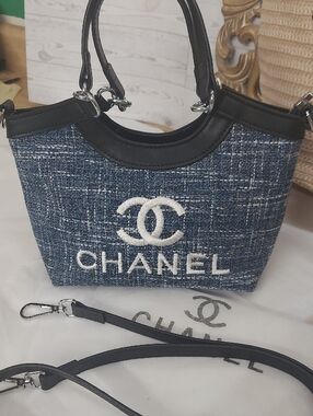 Source Unknown Navy Tweed Chanel Logo Crossbody Bag with Black Trim